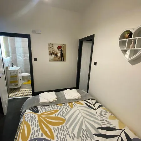 Swanky Apartament *